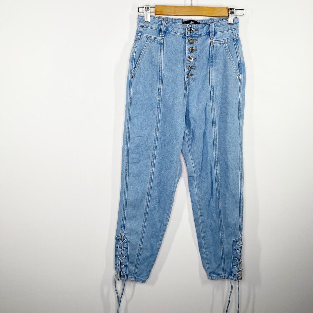 Riot Missguided High-Rise Light‎ Wash Blue Denim Mom Jeans Women's Size 25